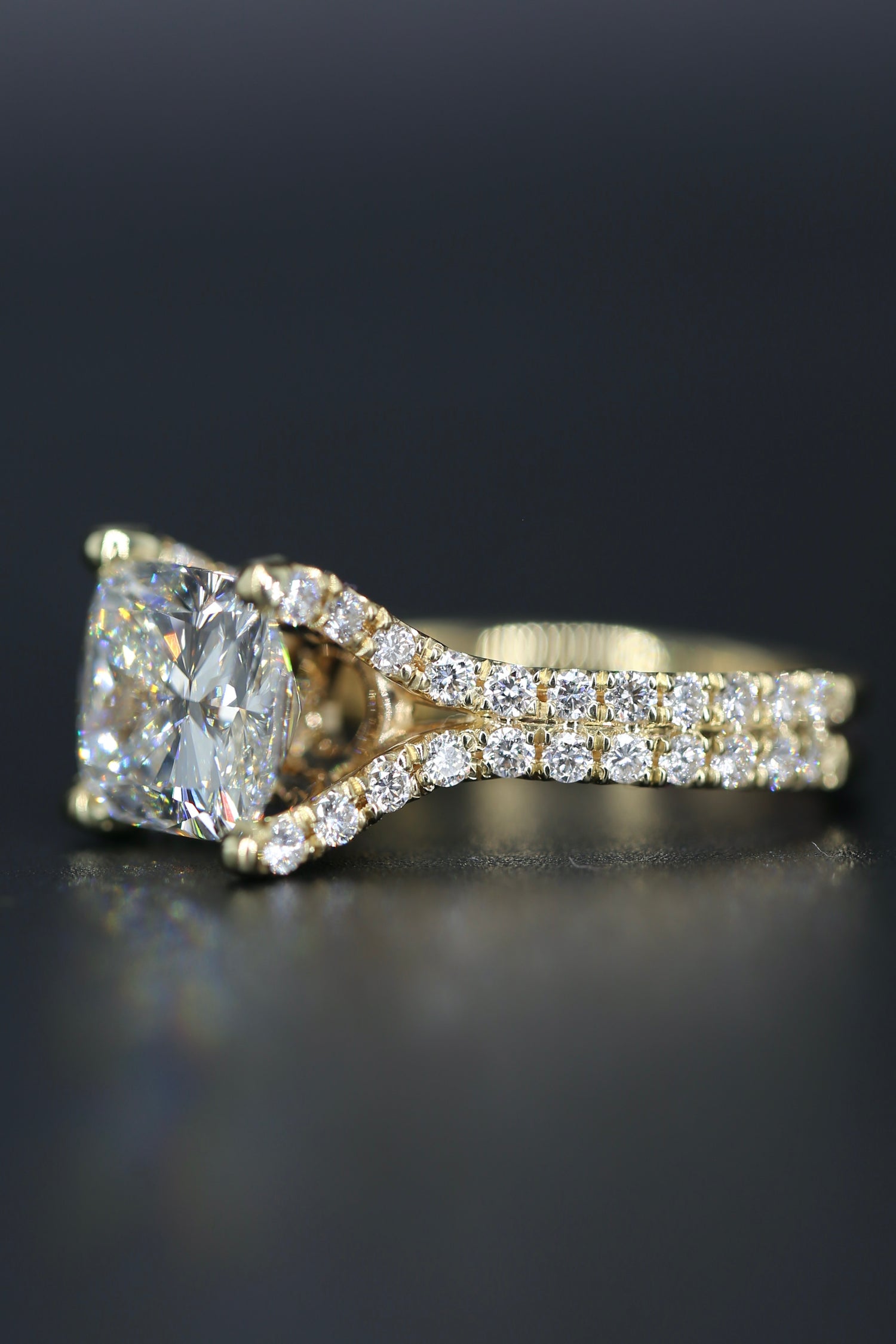 4.08 Carat cushion cut lab grown diamond Yellow gold (IGI certified)